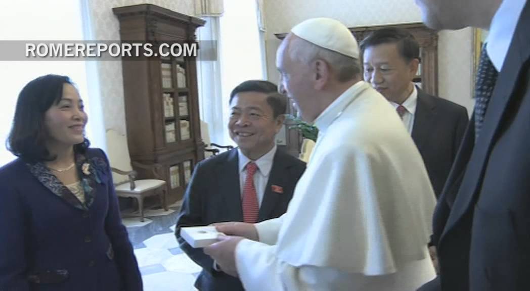 Pope Francis meets with president of Vietnam\'s parliament, Nguyen Sing Hung
