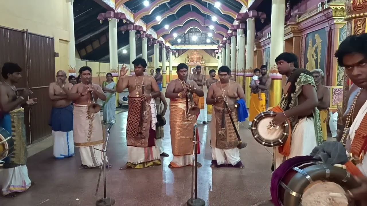 அனல்பறக்கும்தவில்நாதமுழக்கத்துடன்சுழிபுரம்ககதிர்வேலாயுதசுவாமிஆலய  7ம்திருவிழாஉள்வீதிஉலாவரும்காட்சி