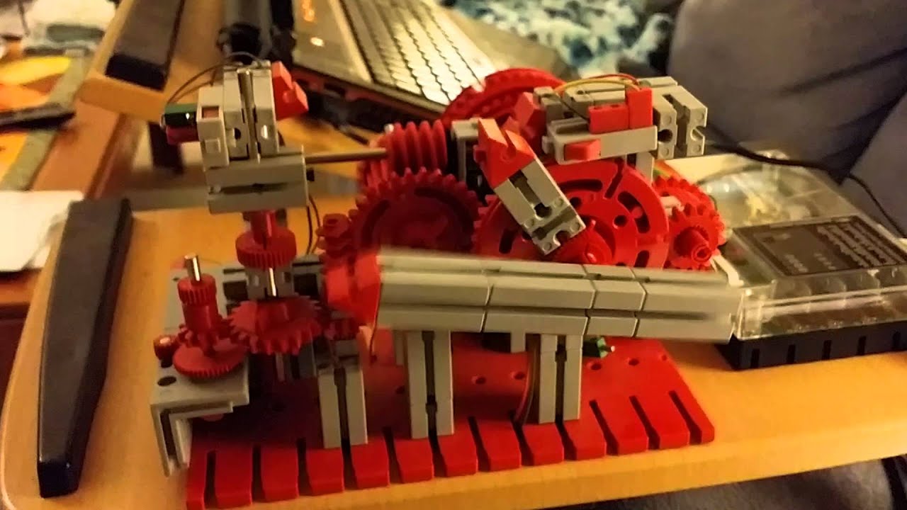 FischerTechnik clock in action