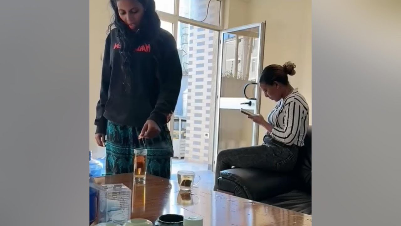 Arranging the travel route back to China, the uncle is distressed that his wife is afraid of cold.