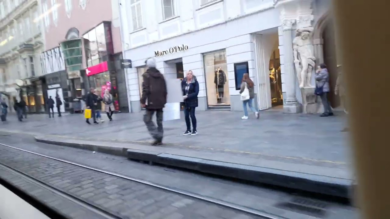 von der Mozartkreuzung zum Hauptplatz mit der Linie 4 in Linz um kurz nach 15:00 am 12.11.2022