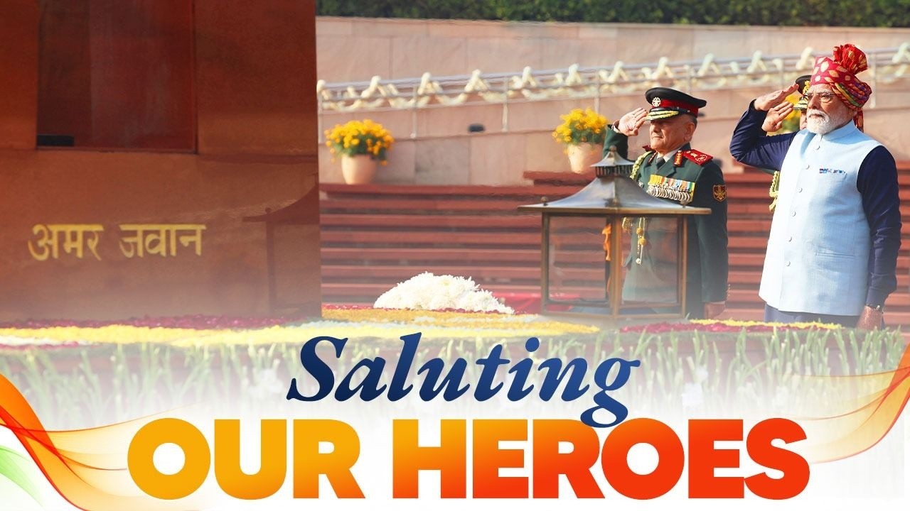 PM Modi pays tribute to martyrs at Rashtriya Samar Smarak on 77th Republic Day
