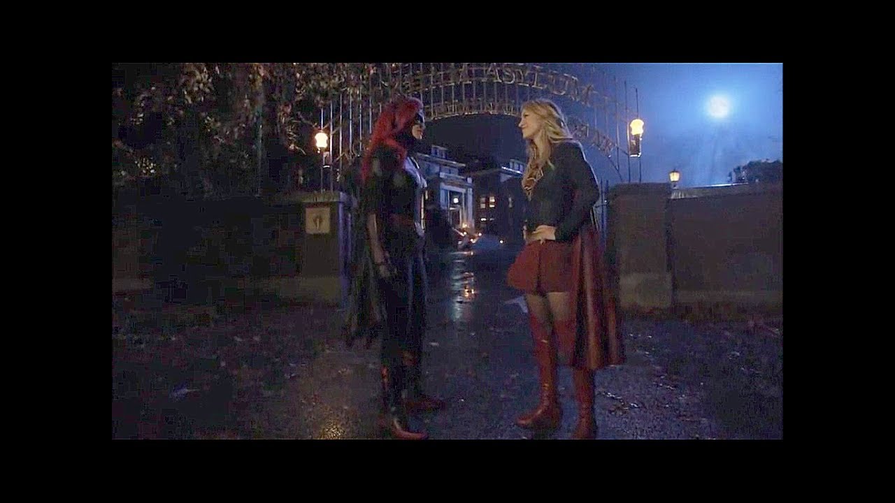 Batwoman se despide de Supergirl - ARROW 7X09 (Latino)