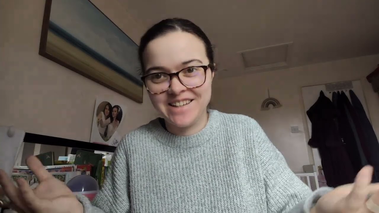 Женщины ведут себя ВОТ ТАК в присутствии привлекательных мужчин.