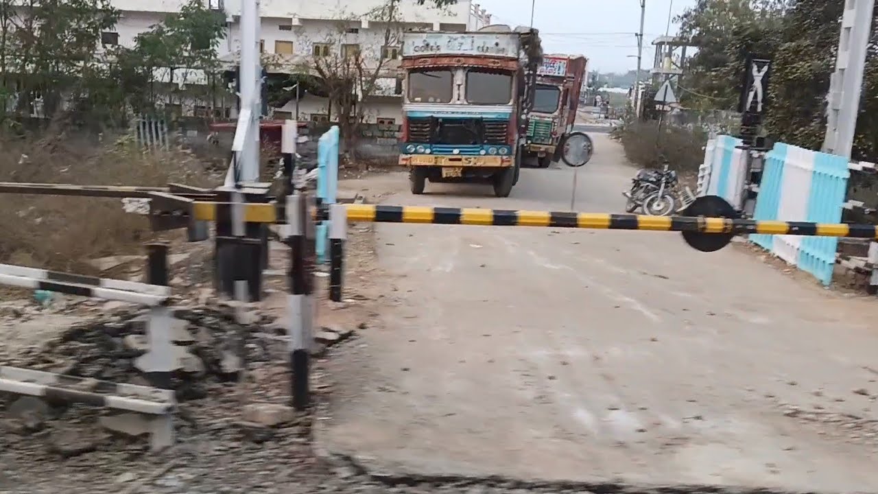 Buvangiri to Hyderabad Memoo train #train #indianrailways #prabas #Eptinfiles #Paradisetrain
