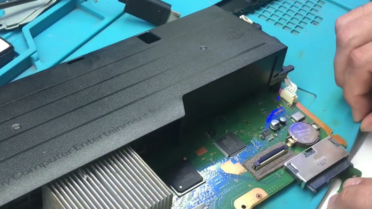 PS3 liga ao conectar o cabo de alimentação, acelera o cooler e desliga - Resolvido