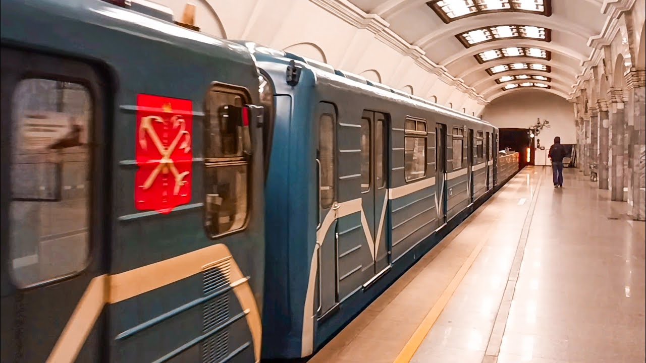 Перегонка из ТЧ-1 с головным «Аквариумом» и грузовым вагоном.