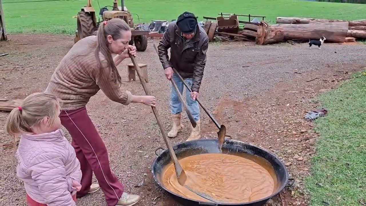 Fomos fazer açúcar mascavo. 