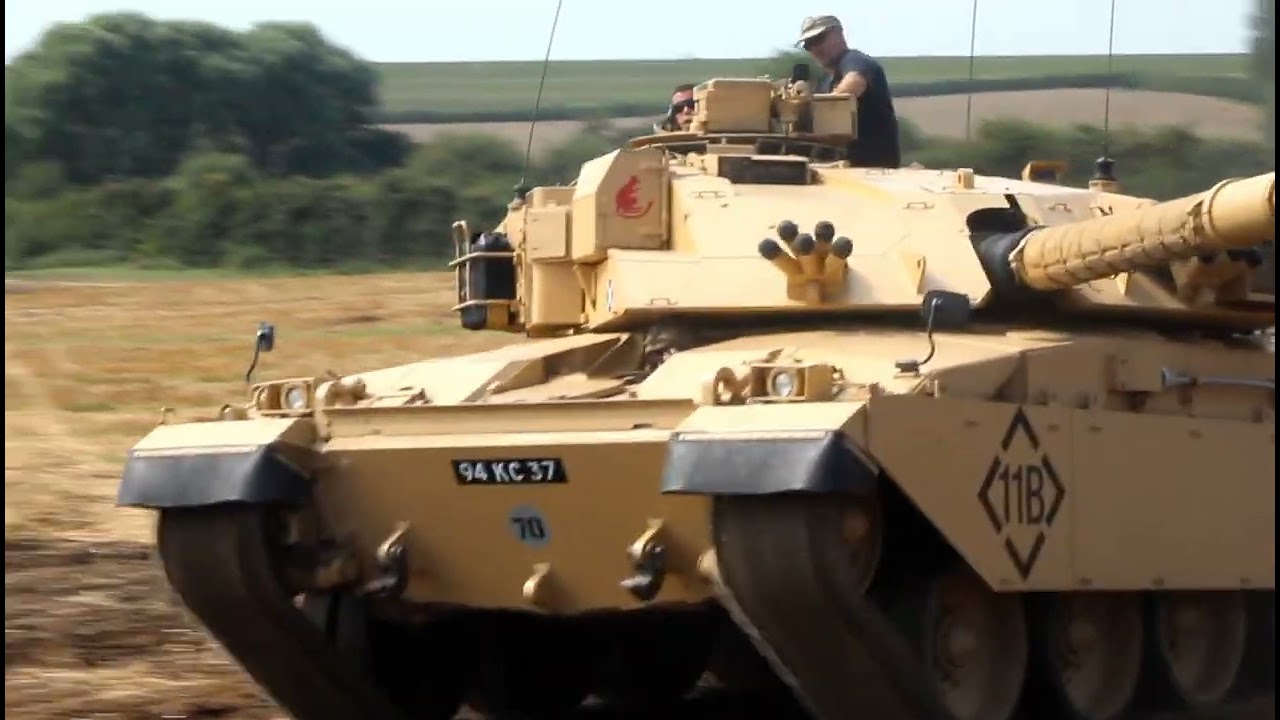 Challenger 1 drive past #tank #challenger1 #short #challenger