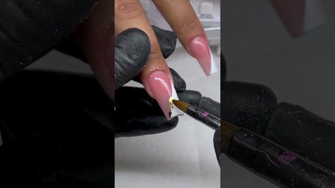 gold flakes design nails💅