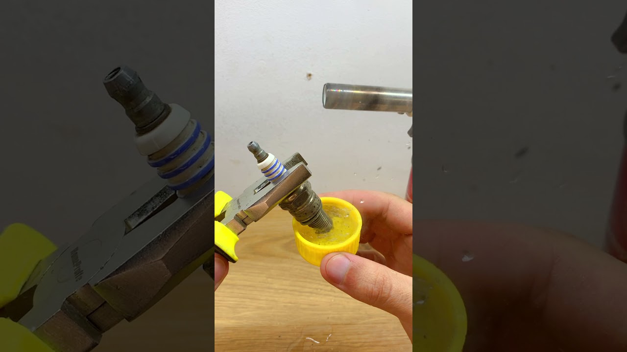Cleaning the spark plug correctly. DIY tools. #short #shorts