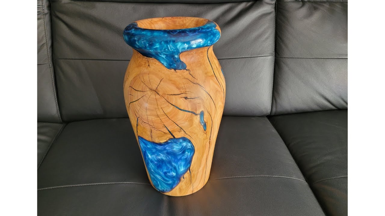 tournage sur bois, woodturning, d'un vase avec résine époxy.