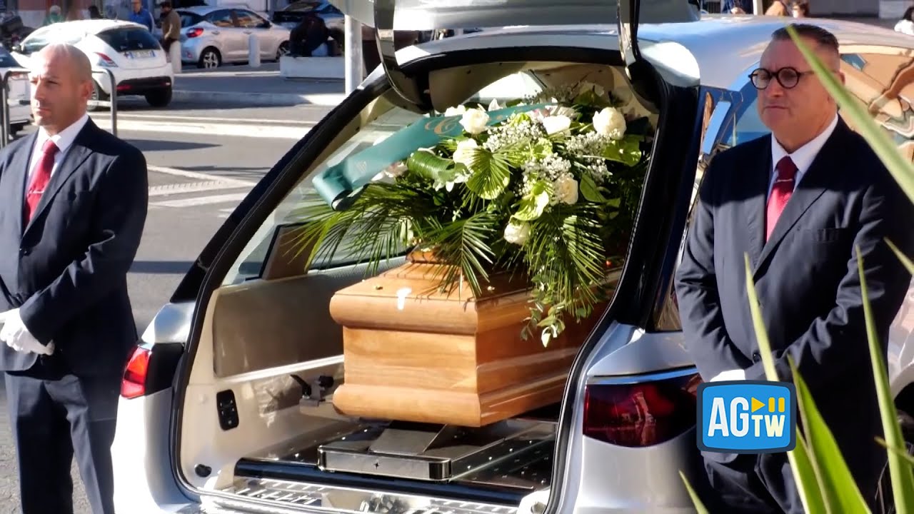 A Roma i funerali di Beppe Vessicchio: l'arrivo del feretro e la statuetta di Sanremo