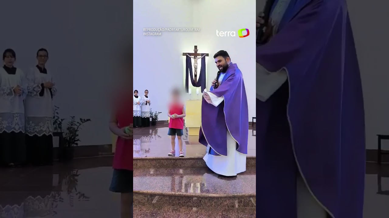 Garoto interrompe missa e pede para padre cantar parabéns para o primo em MG #shorts
