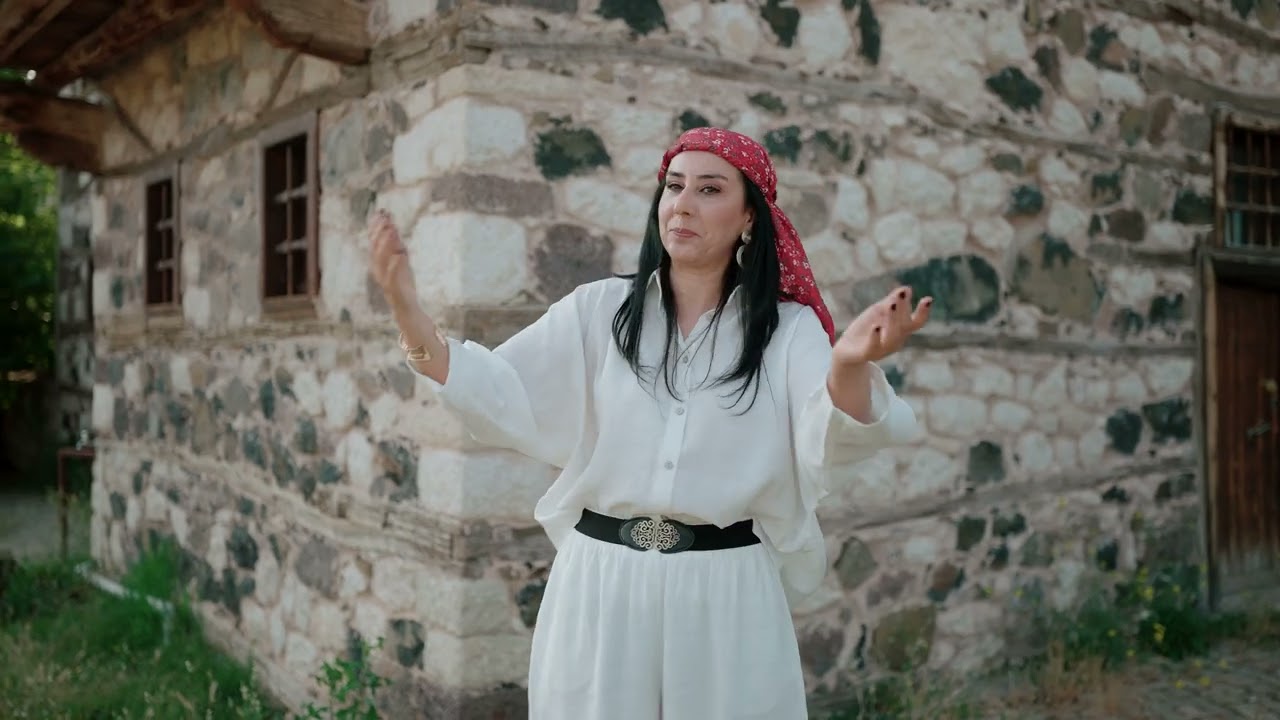 Güher Özbaş - Bir Oda Yaptırdım (Official Video)