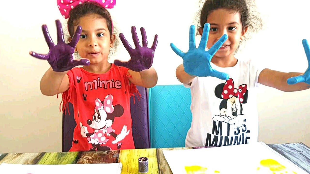Mira Ve Sıla Renkli Boyalarla El Baskısı Yaptılar.Fun Twins.