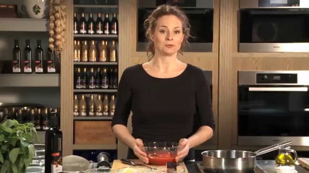 Polévka z loupaných rajčat s balzamikovým octem Kalamáta Papadimitriou