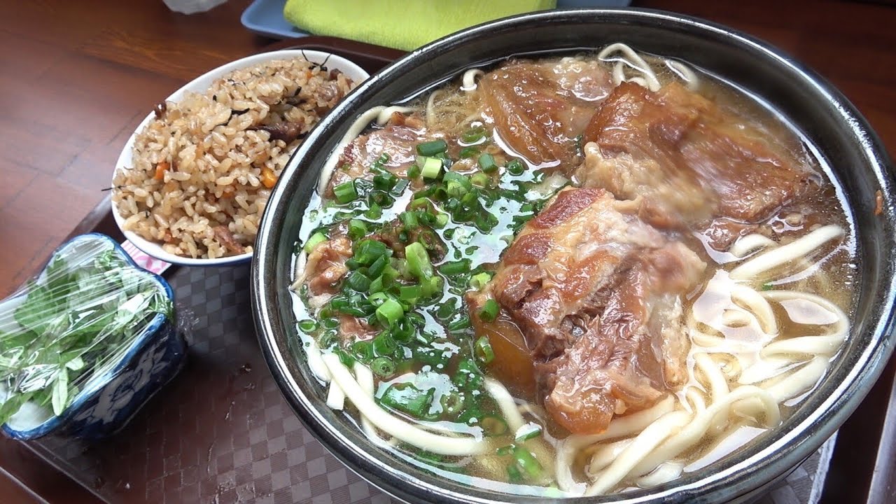 大学生御用達!?琉球大学の目の前にあるソーキ肉がゴロゴロ乗った絶品ソーキそばとゆし豆腐そばが美味い！【沖縄／西原】
