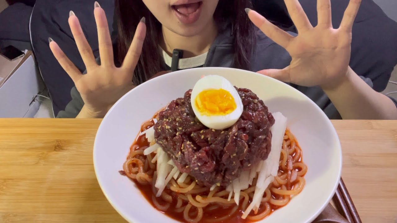 육회 가아아아아득 쫄면