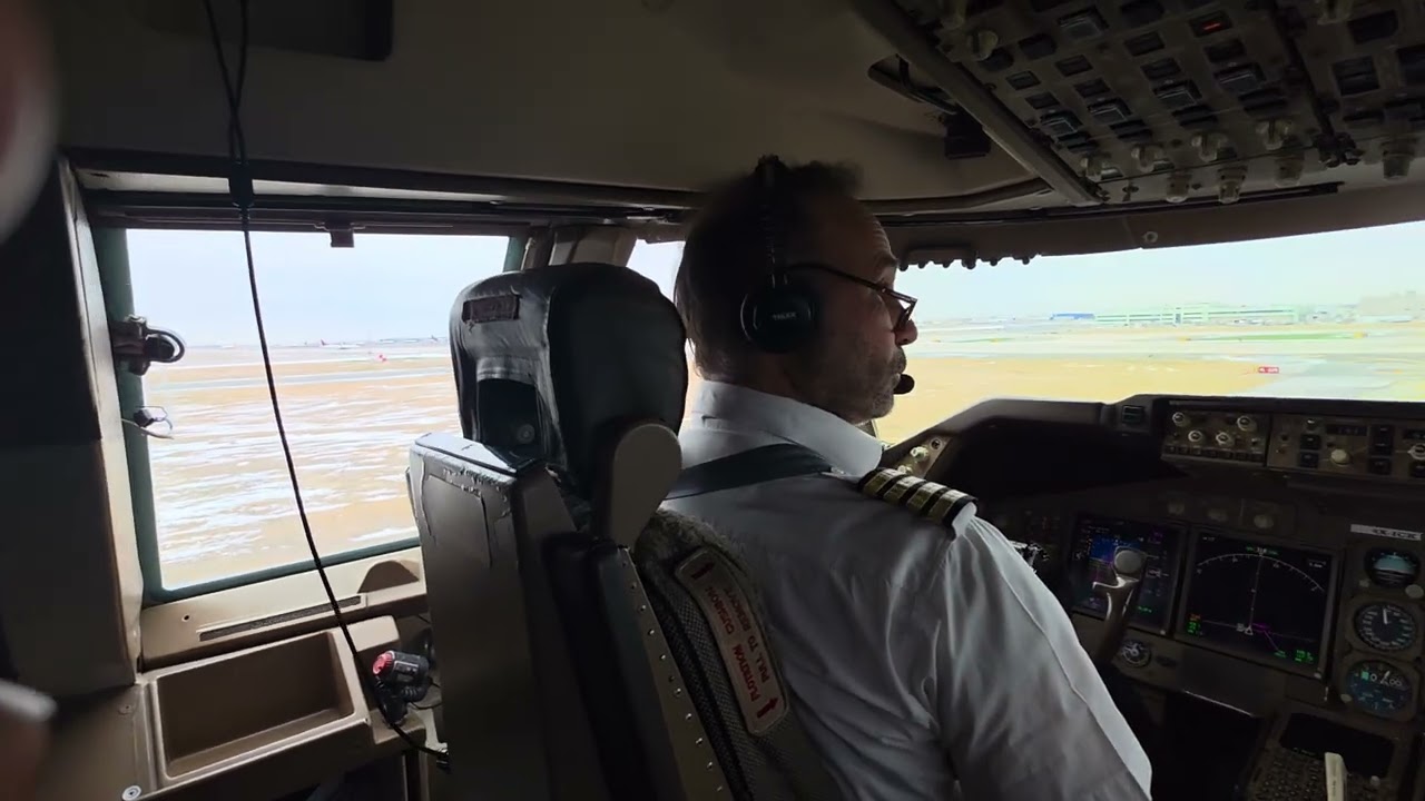 BOEING 747-400 LAND AT JFK. runway 4R. Long taxi to the ramp. All taxi instructions on video.  