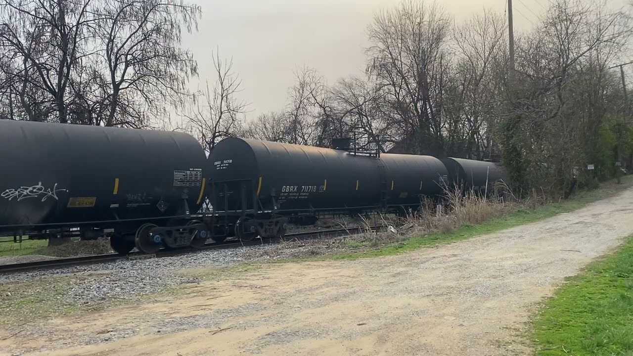 CSX L401 CSXT 2724 shoving into Glenmore+talking with the best switchman!! Then pulling out industry
