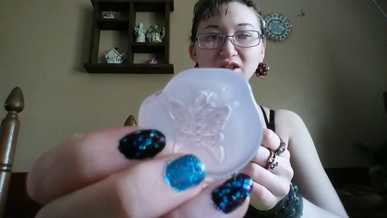 Quick resin molds with hot glue