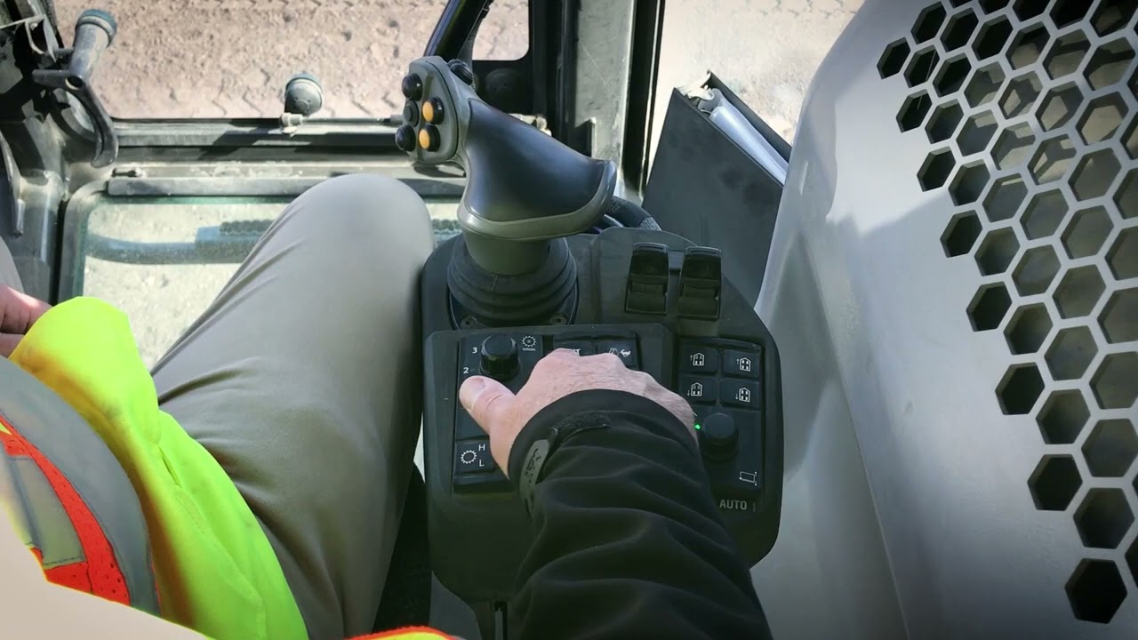 Right Side Operator Controls | Cat&reg; RM600/RM800 Road Reclaimers