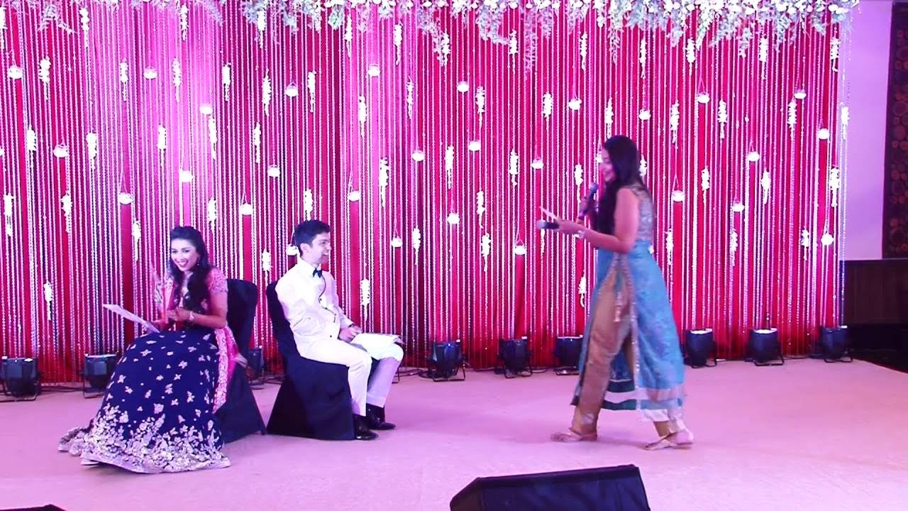 Anchor Shreeda hosting fun games with the bride & groom