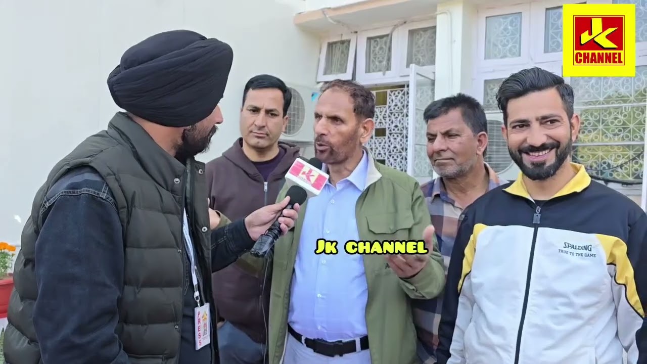 6 cylinder muft milne par khushi se jhume MLA Abdul Majeed Larvi