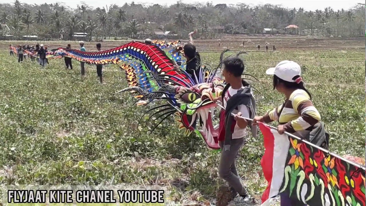 LAYANGAN TRAIN NAGA by.AGUS LEE MENGUDARA DI PARADE LAYANGAN SOWANGAN BANDUNGREJO BANTUR