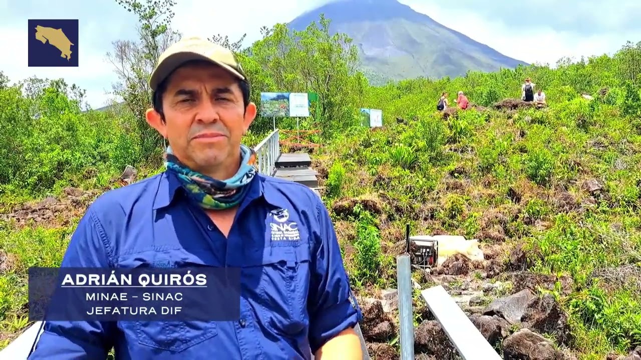 Sendero elevado y mirador en el Parque Nacional Volcán Arenal