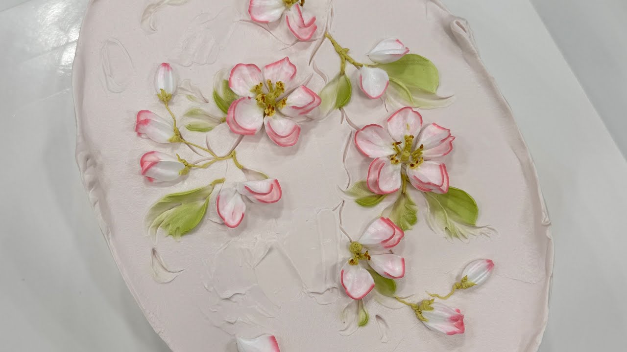 Drawing cherry blossoms on a cake / #caketv #cakedecorating 