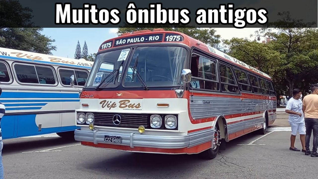 ônibus antigos e clássicos em exposição por São Paulo em frente ao estádio Pacaembu