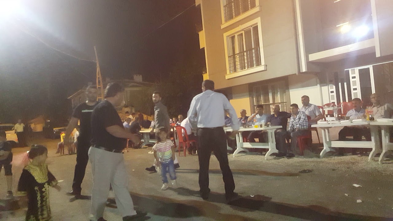 Sarı kız _karpuz kestim temelli düğünü ağırdan oynar