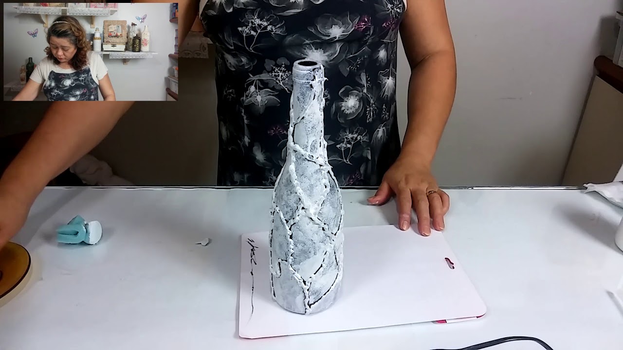 Garrafa Decorada com Cola quente - Um Efeito Inusitado