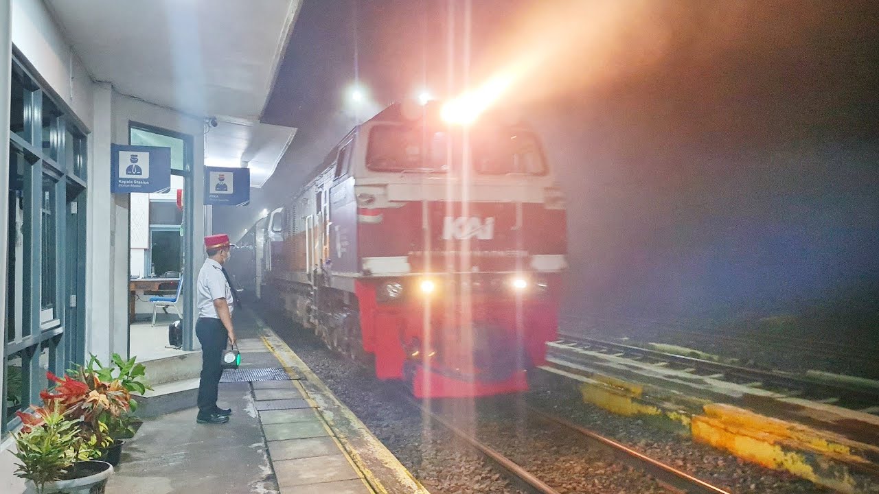 NAIK KERETA MALAM PENUH KABUT, HUJAN, SERTA PETIR DI LUAR KA !