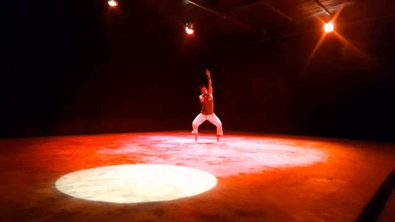 TOZELI solo de danse contemporaine de kroukpé landry Affri
