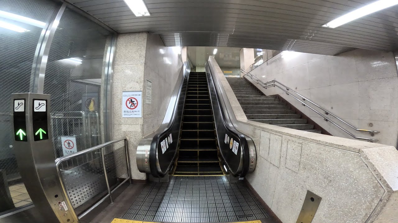 名古屋市営地下鉄金山駅のステップ真ん中に線があるエスカレーター