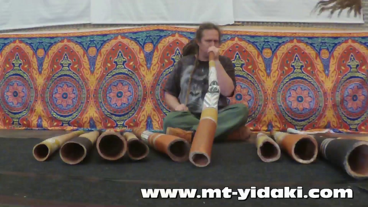 MT-Yidaki playing a F-F Djalu Gurruwiwi yiḏaki / didgeridoo