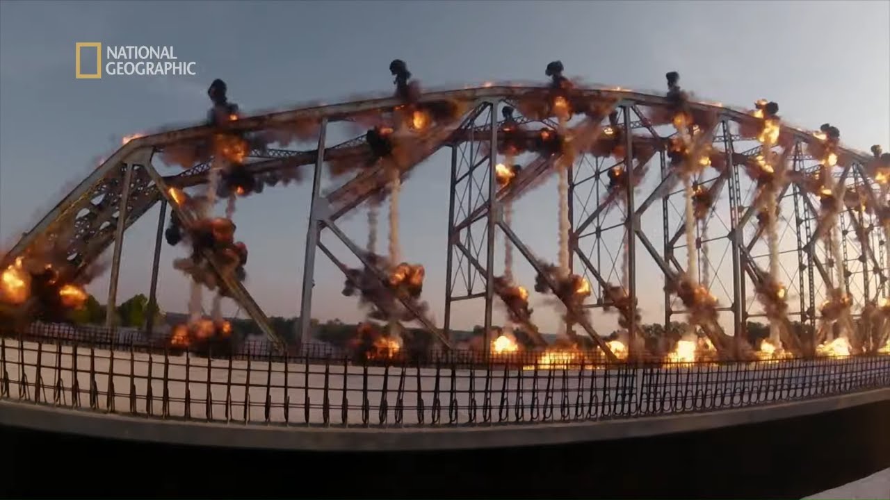 Wysadzenie mostu było dla mieszkańc&oacute;w nie lada atrakcją! [Perfekcyjna demolka]