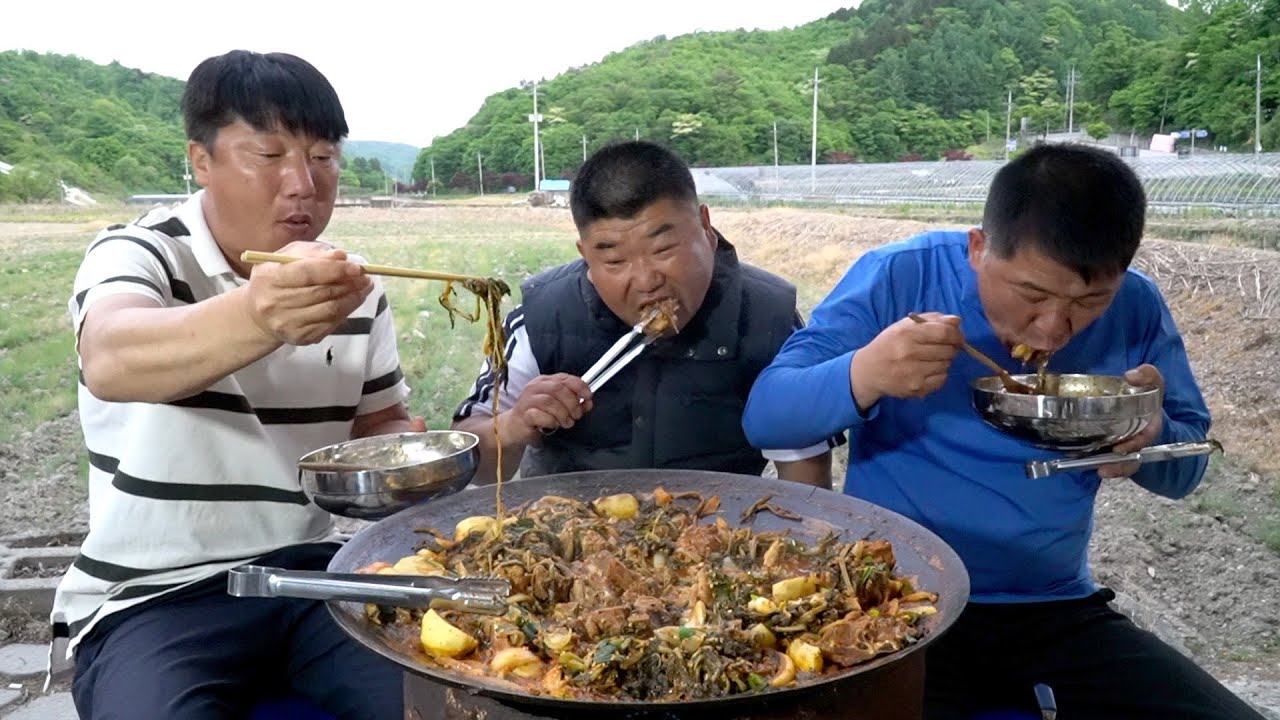 시래기 듬뿍 넣고 푸짐하게 끓인 먹두리식 감자탕 [Pork Back bone Stew]