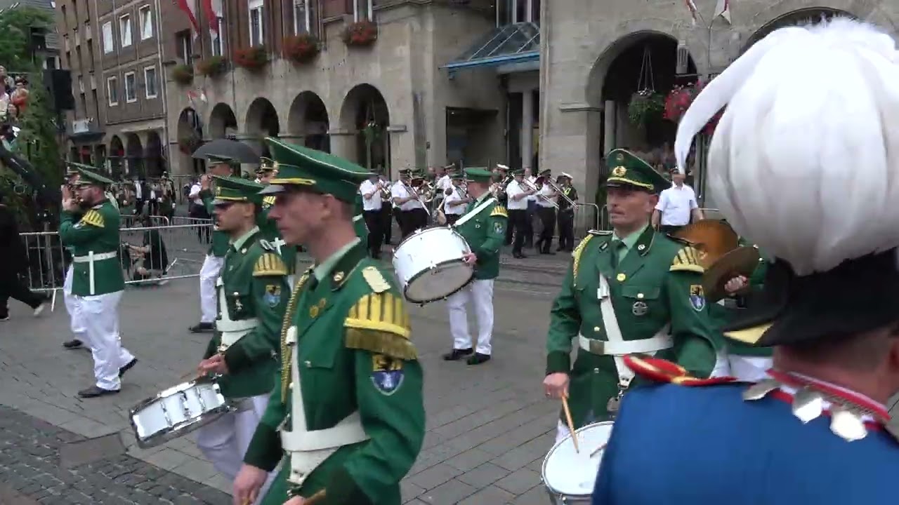 Schützenfest 2025 in Neuss. Der Aufmarsch beginnt mit den Scheibenschützen