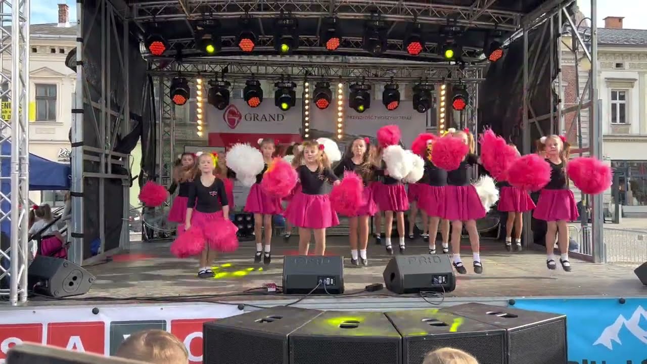 Pompon Team - Waka Waka (This Time For Africa)
