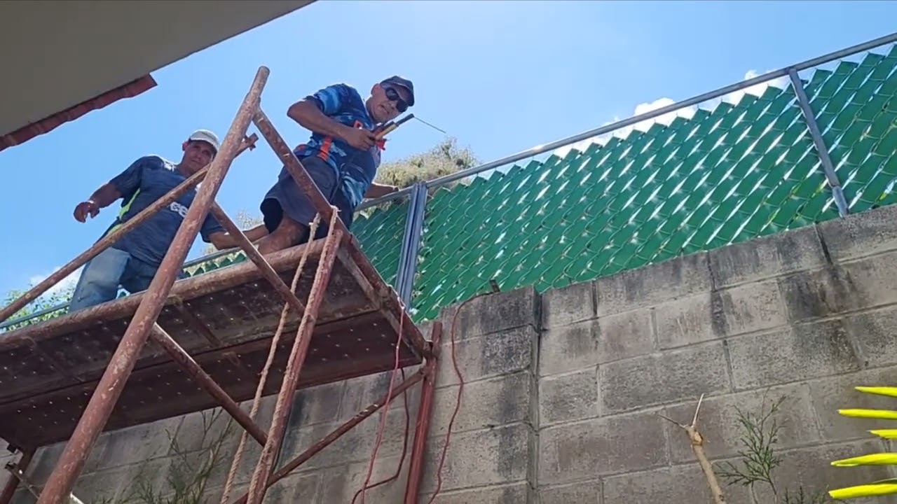 INSTALACIÓN DE SOMBRAS EN VENTANAS Y CERCA DE PRIVACIDAD EN MUROS. 