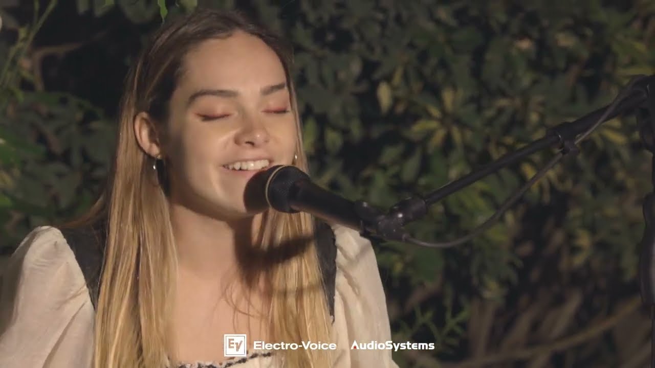 Francisca Armstrong junto a EVERSE 8 (The Only Exception - Paramore)