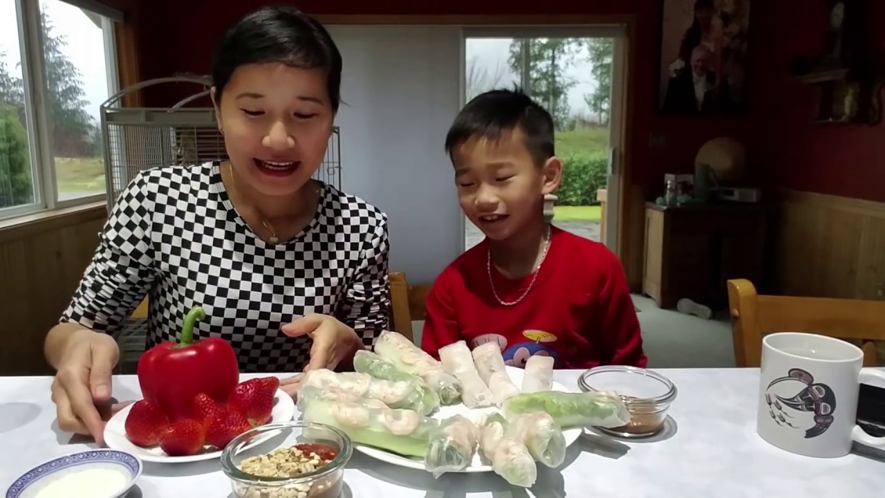 Hai mẹ con ăn gỏi cuốn ,ớt chuông ,dau tây, Washington #219