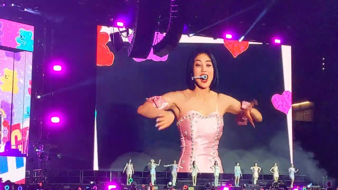 TWICE - Knock Knock - LA Encore Day 1 (5/14/22 Banc of California Stadium)