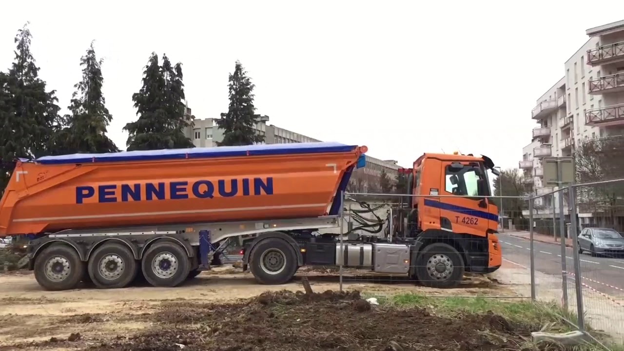 Chantier de terrassement avec Cat 325F ( nouveau Renault K520 ) PENNEQUIN TP / Démolition
