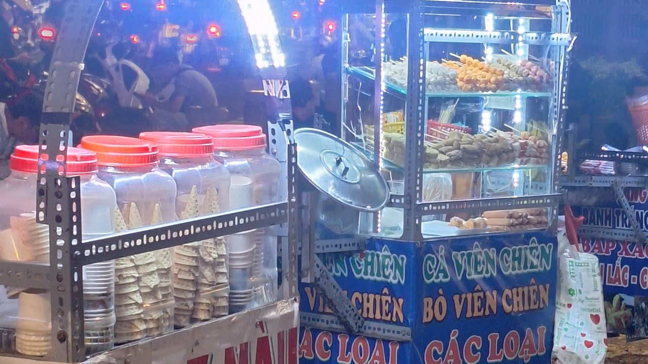 Exploring Saigon&rsquo;s Street Food Chaos 🇻🇳 | Motorcycle Ride Across Ho Chi Minh City! 