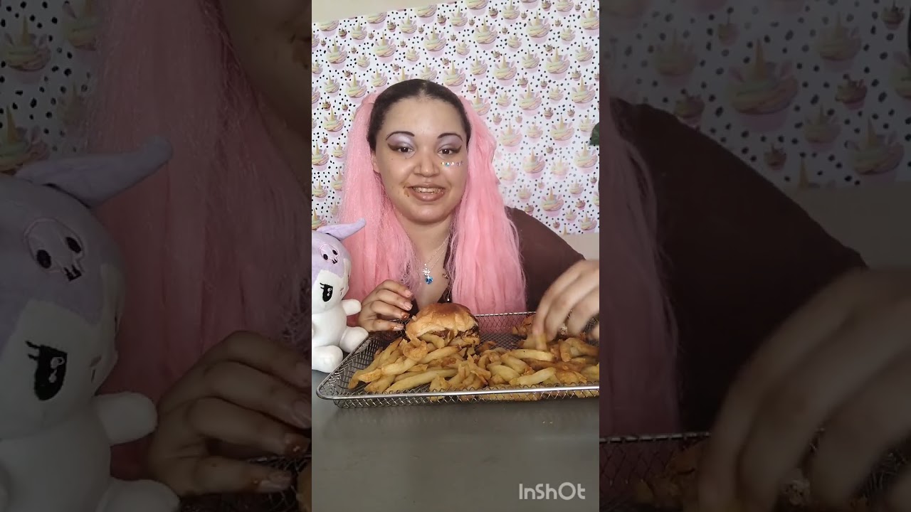  Burgers 🍔 and spice 🍟 chips.
